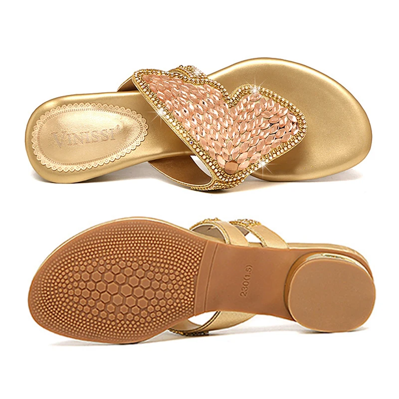 Элегантные женские босоножки на низком каблуке со стразами золотистые черные