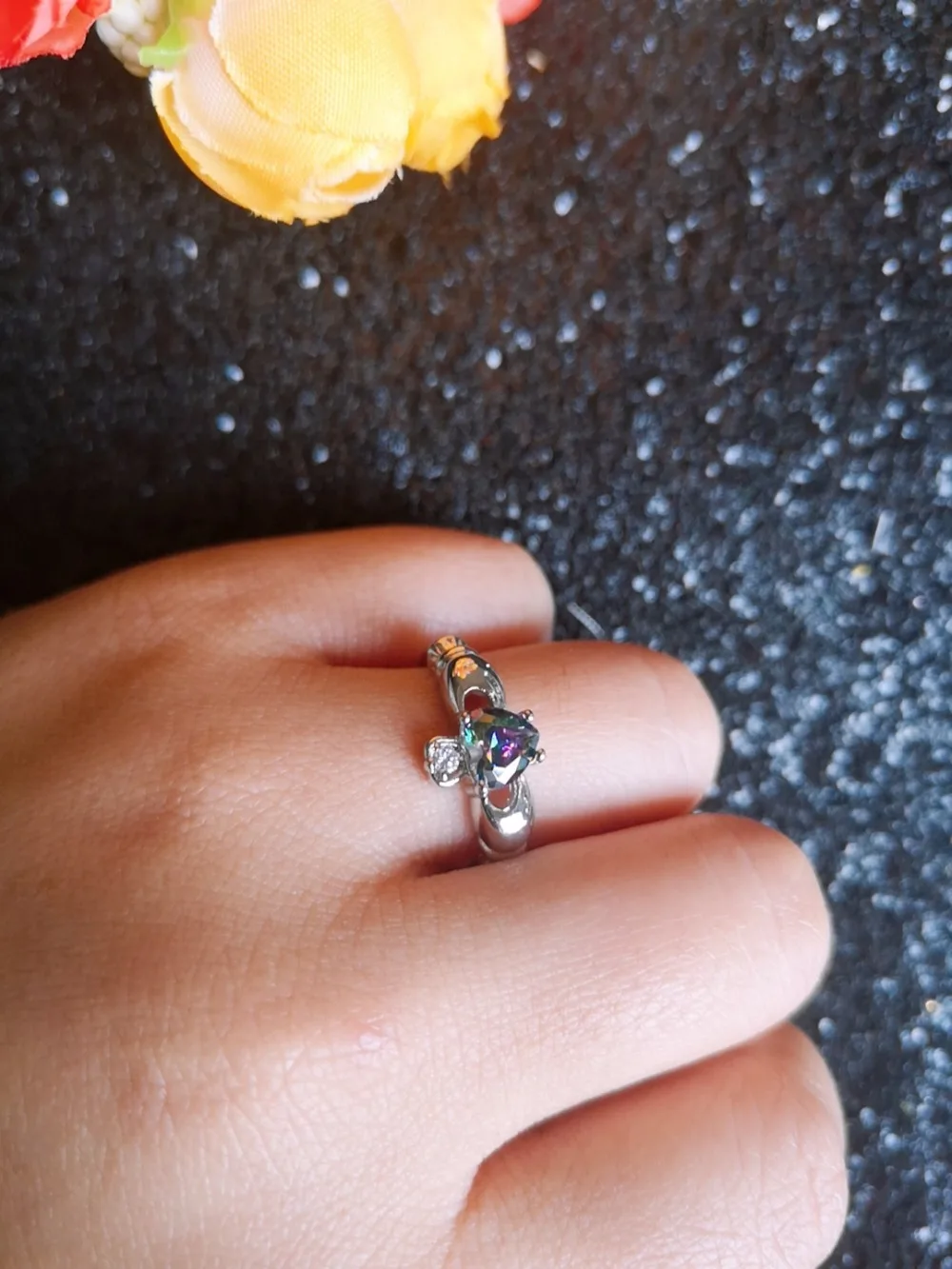 Кольцо Huitan Love Heart с камнем по месяцу рождения, посеребренное ирландское кольцо Claddagh, обручальные кольца для женщин, лучший подарок на Рождество для влюбленных