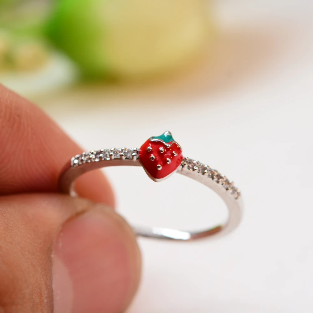 Женское кольцо в форме клубники KNOCK обручальное белого цвета с инкрустацией из