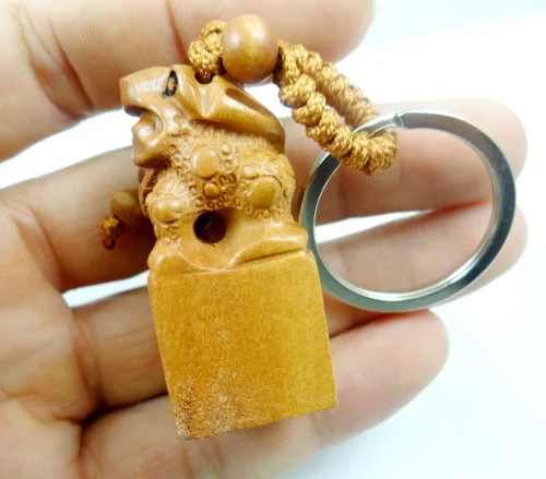 Брелок для ключей Jin Chan из натурального красного дерева с трехмерной гравировкой