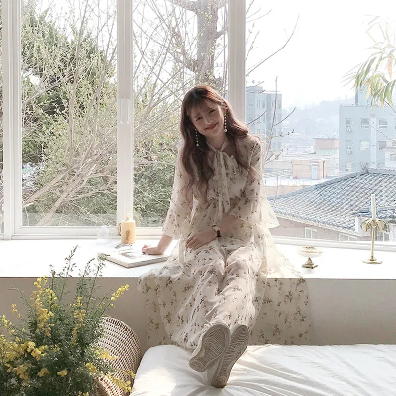 Красивое шифоновое платье мечты с расклешенными рукавами и V образным вырезом