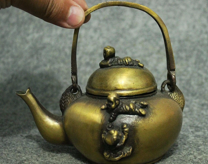 Народные Китай Бронза Медь Счастливый Ребенок ползучести Мальчик Статуя Вино Pot