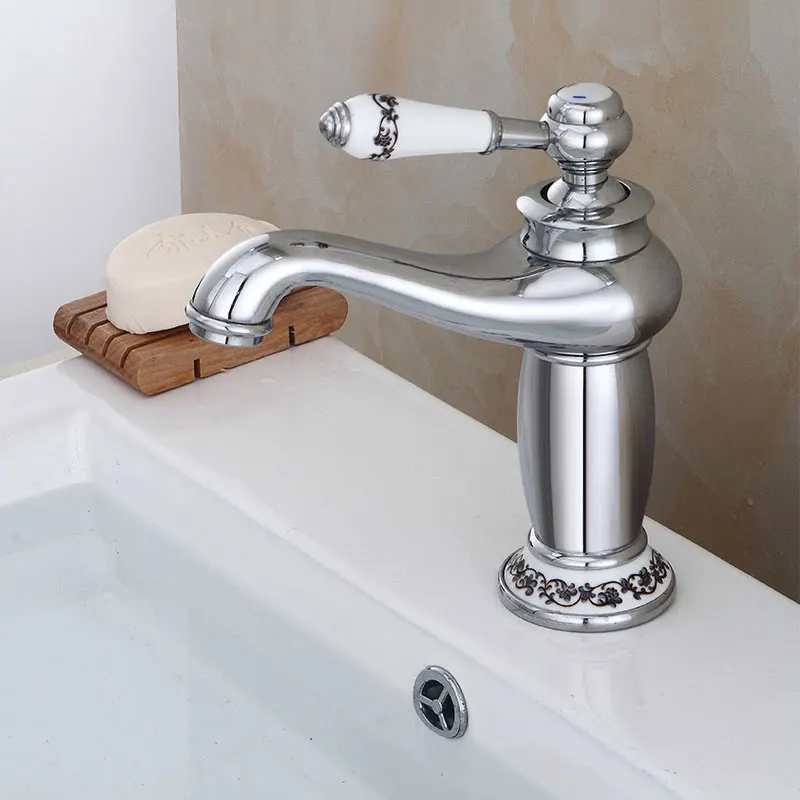 Смеситель для ванной комнаты из античной бронзы и меди установленный на горячей