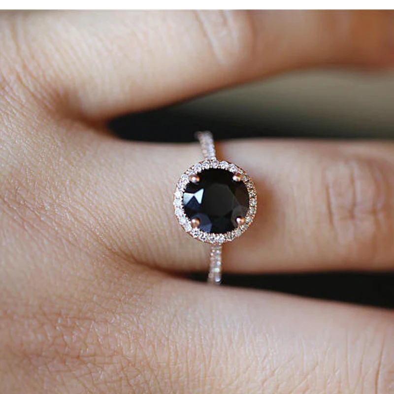 Кольцо обручальное из розового золота с черным кристаллом и фианитом |