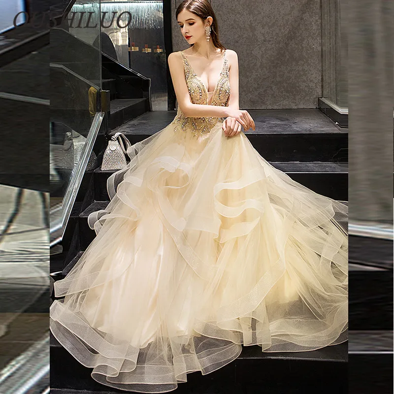 Сексуальное вечернее платье с глубоким v-образным вырезом и открытой спиной для