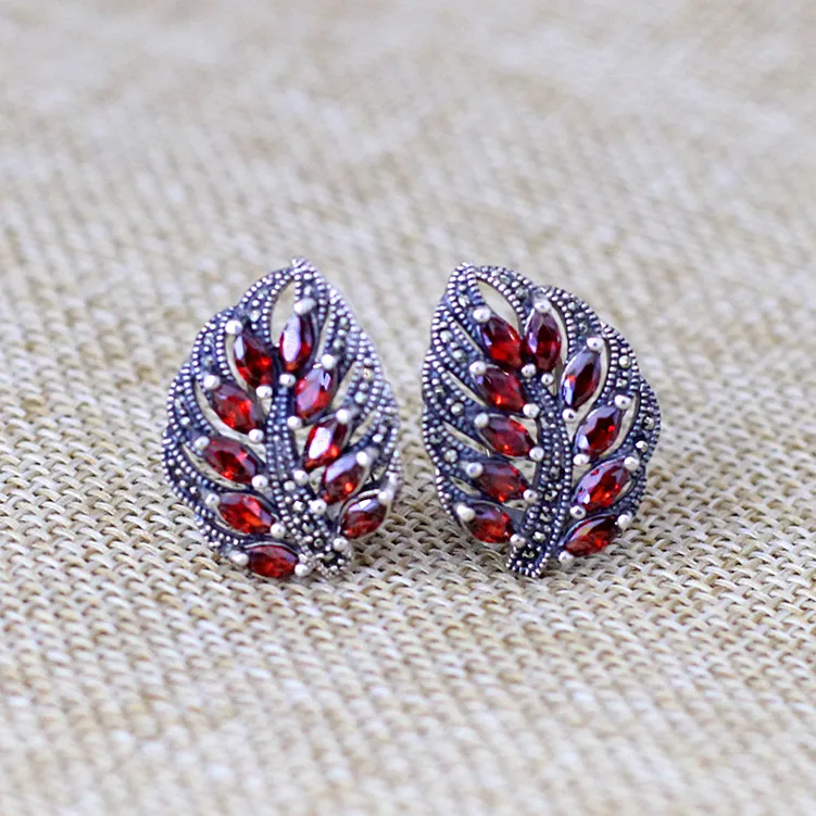 

2018 New Rushed Brinco Elegance Fashion Items Thai Earrings Wholesale S925 Pure Ornaments Garnet Leaf Ear Clip Jewelry