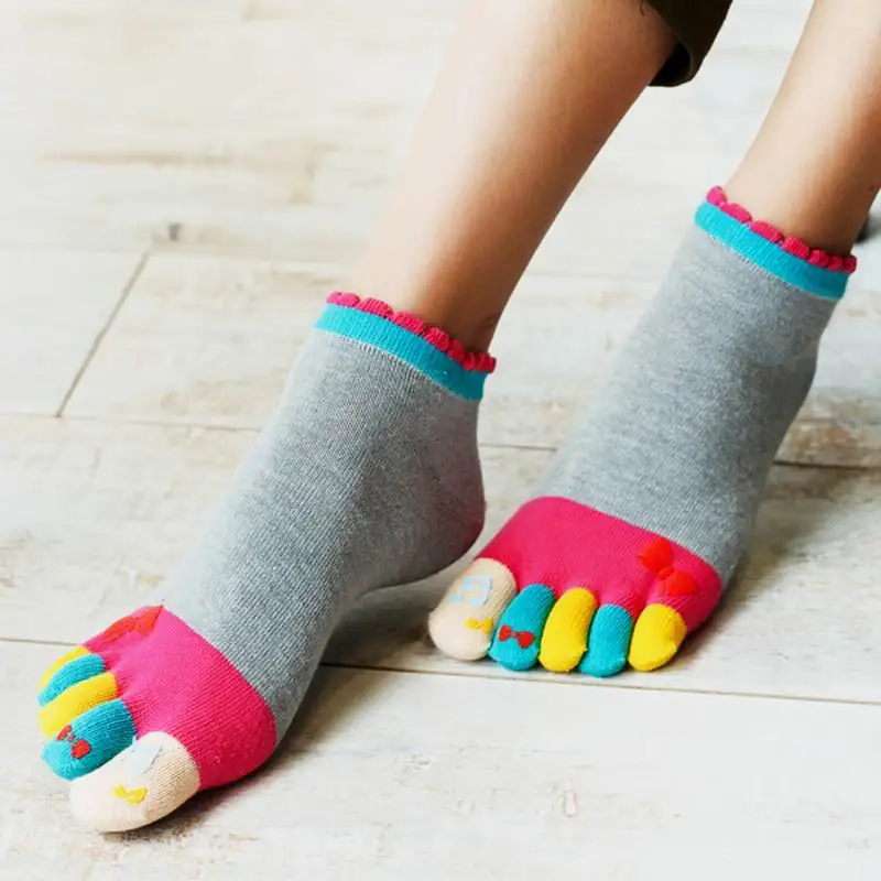 Осенне зимние женские теплые мягкие черные носки с мультяшным принтом пятью