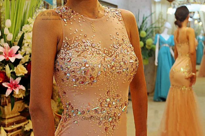 Женское вечернее платье русалка длинное кораллового цвета с кристаллами и