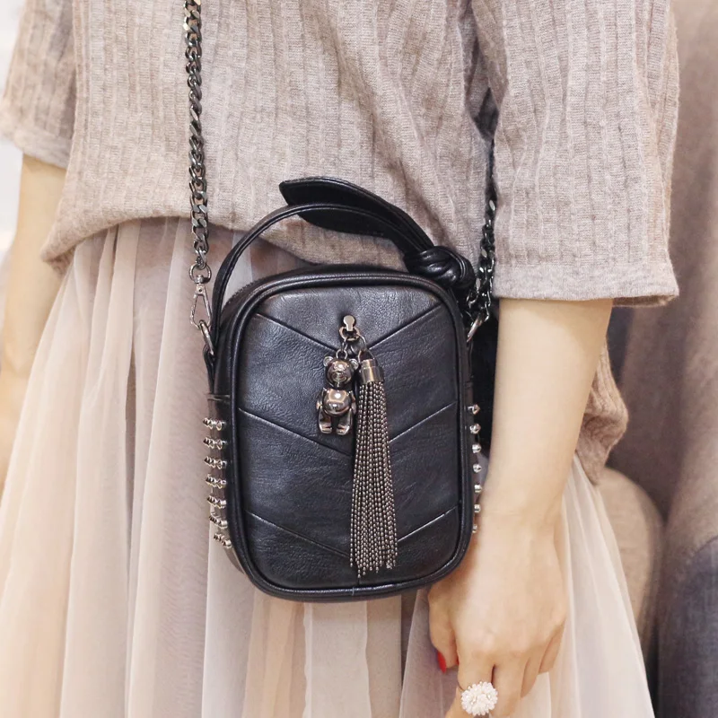 Текстурированная сумка-мессенджер женская модная мягкая кожаная с заклепками и