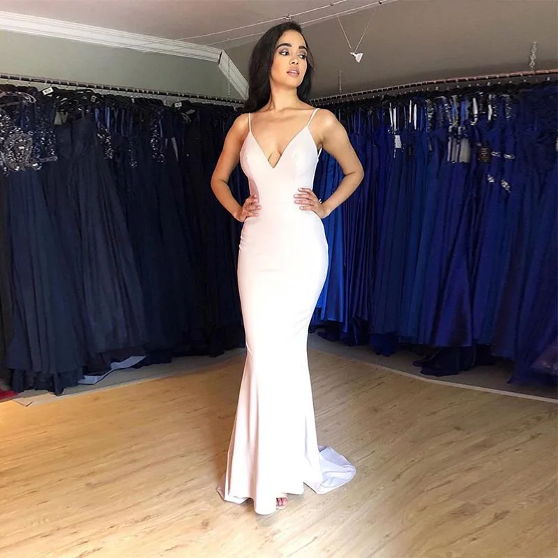 Женское вечернее платье с V-образным вырезом светло-розовое на тонких бретельках