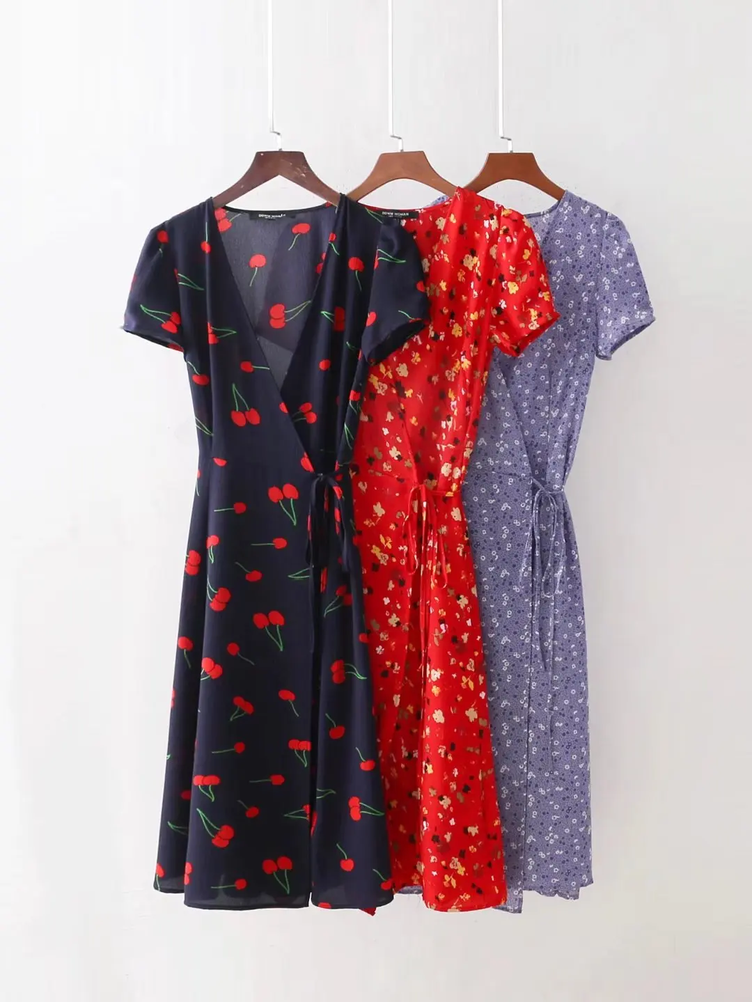 Летнее платье в стиле бохо винтажное с запахом вишни цветочным принтом красное