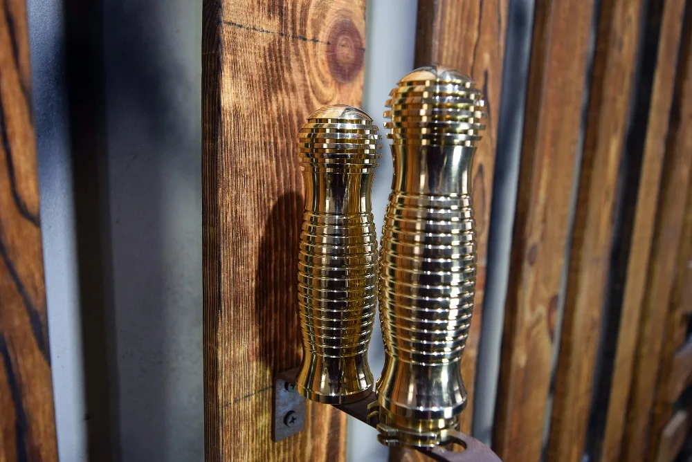 Бесплатная доставка Кафе racer мотоциклетные латунные Грипсы для HARLEY нового стиля