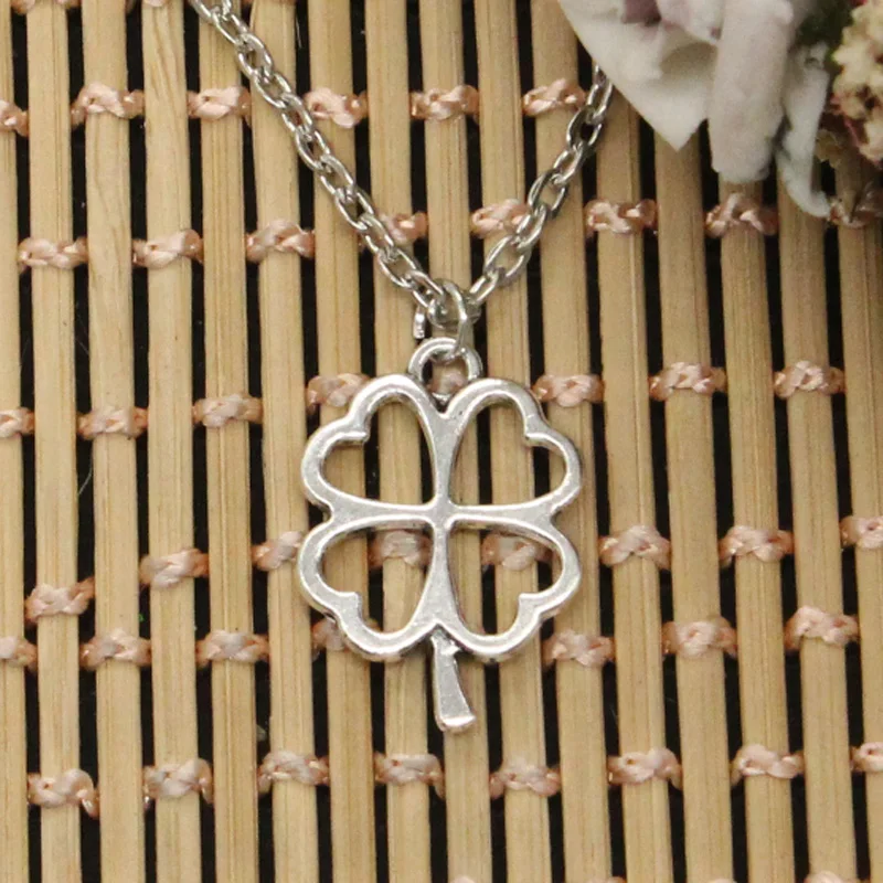 Цепочка с подвеской в виде четырехлистного клевера серебристого цвета|cross