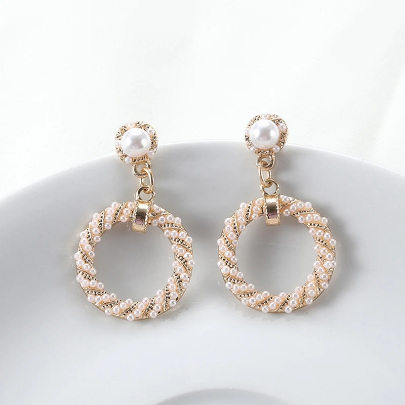 Женские серьги кольца с жемчугом круглые подвески геометрическим узором подарок