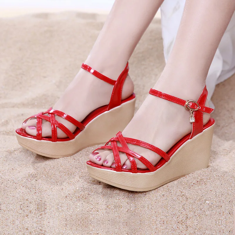Лакированная кожа босоножки на танкетке Женская обувь Сезон лето 2021 красный