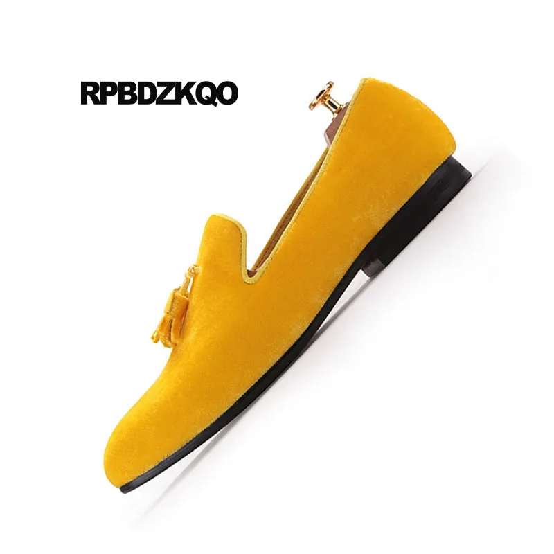 Классические бархатные туфли бордового цвета с кисточками желтого для