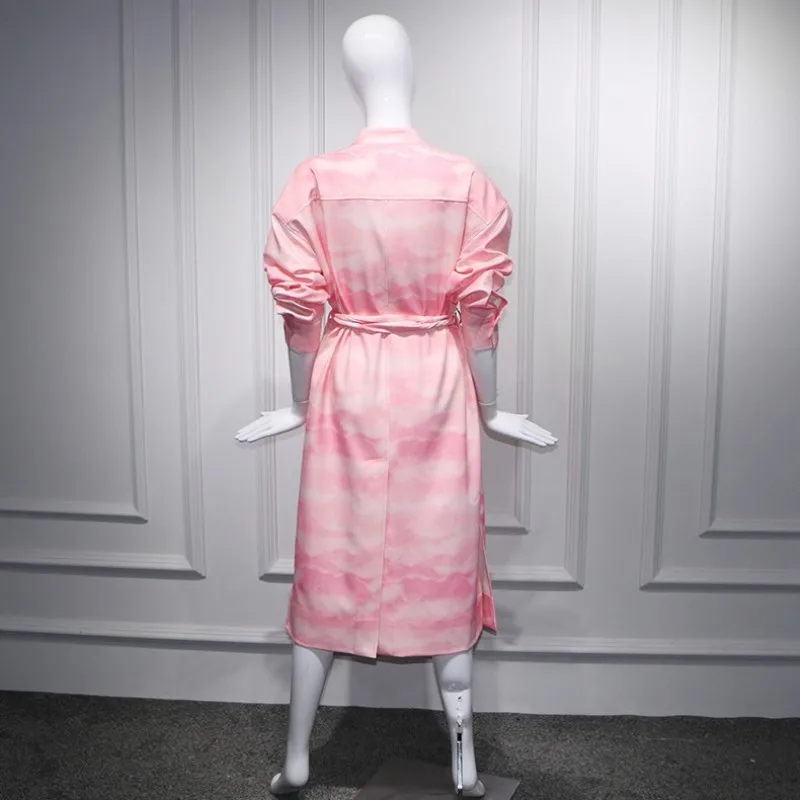 Женское модельное платье с разрезом розовое длинное средней длины цветочным