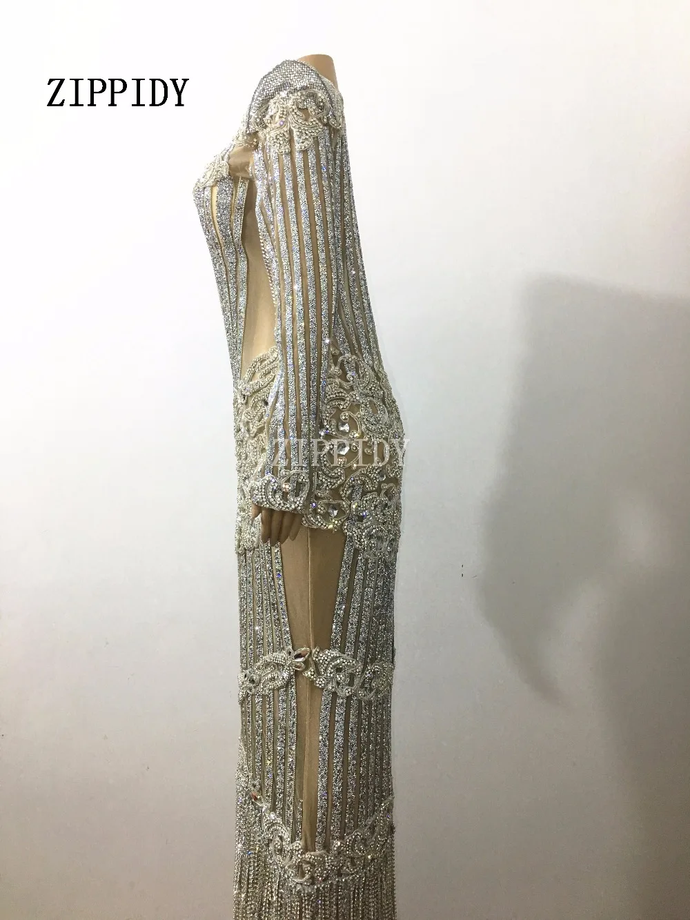 Рисунок 3 - Яркое блестящее платье стразы с кристаллами