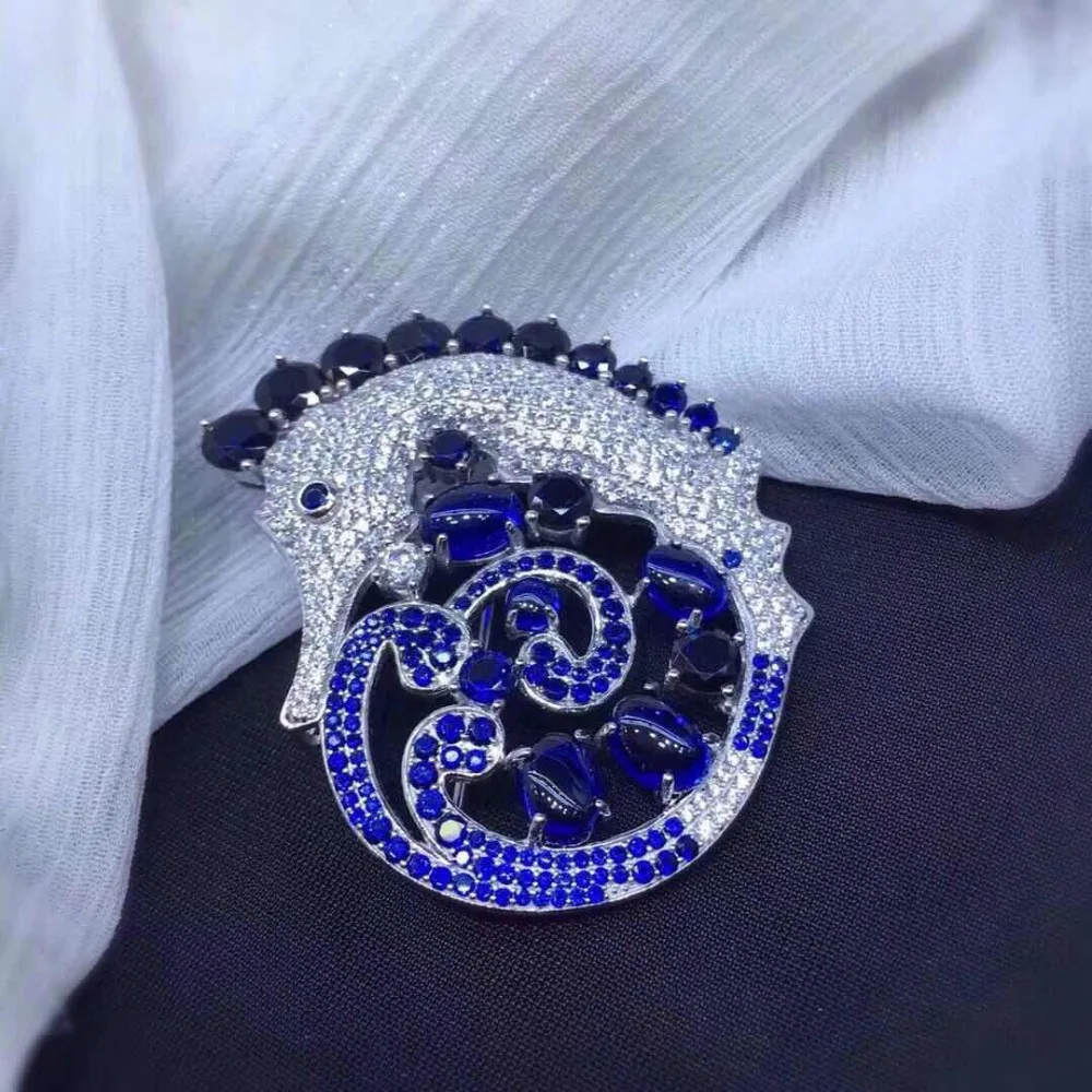 Морской конек-иголка украшения Qi Xuan с пресноводной жемчужиной и волнами из посеребренной белой золота S925, чисто ручной работы, эксклюзивный дизайн.