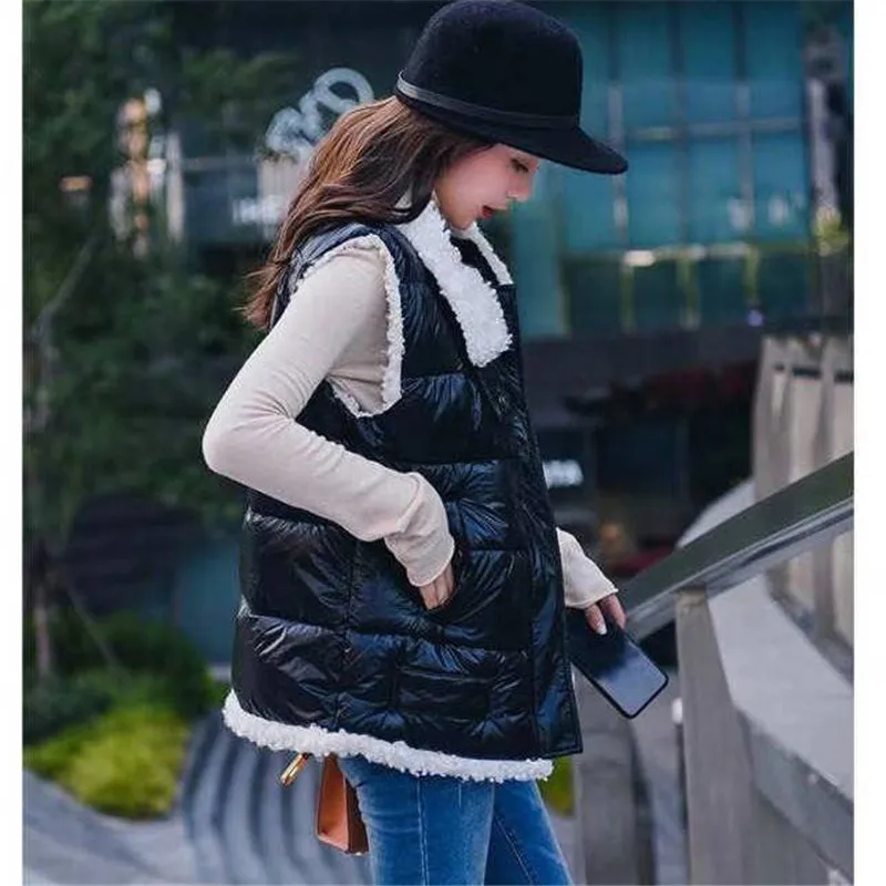 Жилет женский зимний блестящий без рукавов с хлопковой подкладкой | Женская