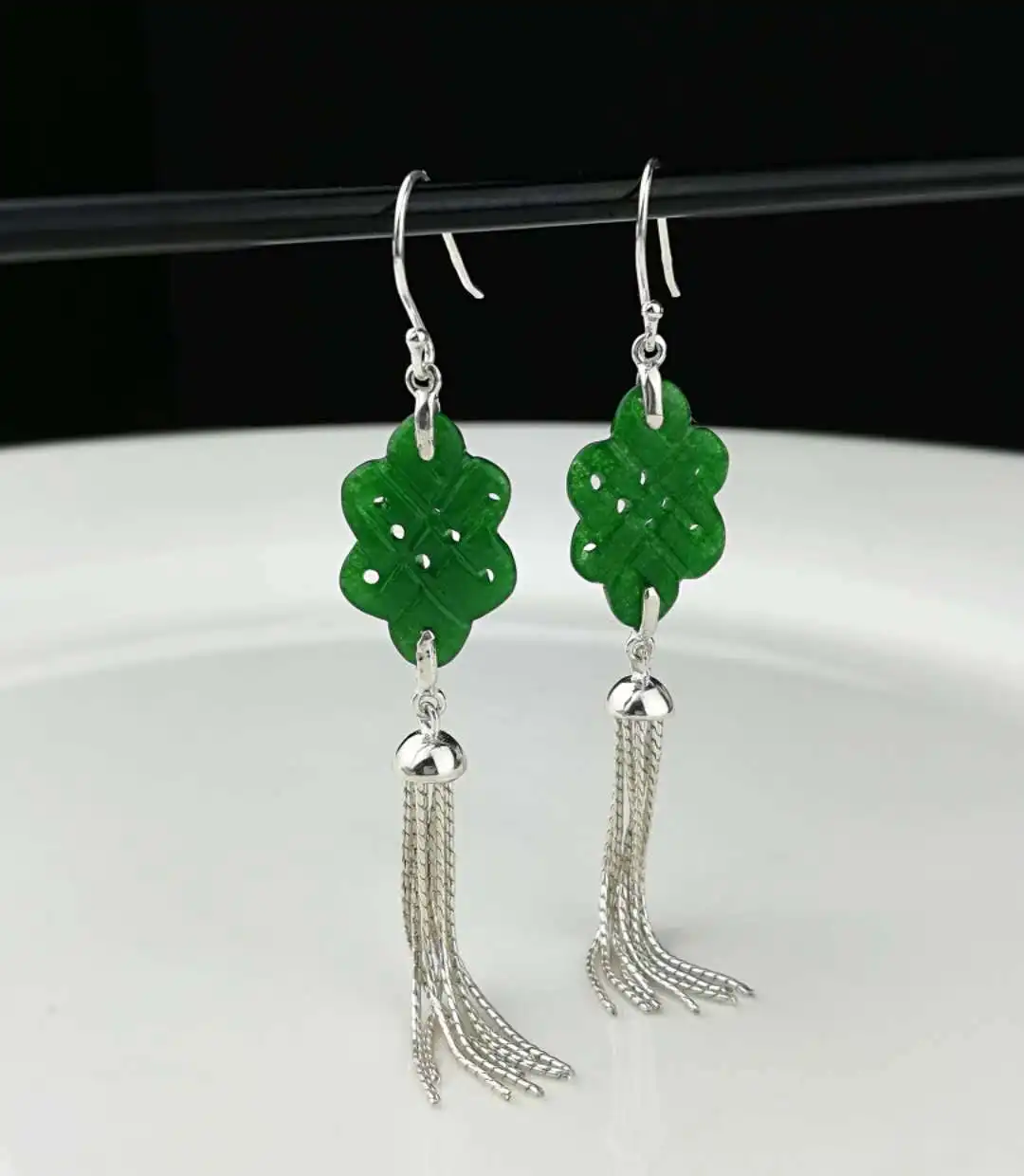 

Серьги женские из серебра 925 пробы, с нефритовым узелком
