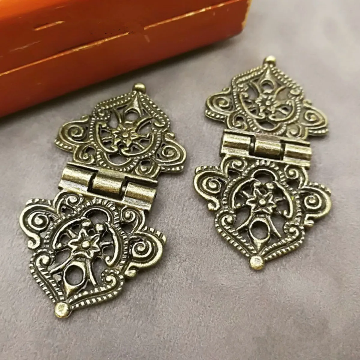 Серебристый 10pcs28 градусов цветок шарнир цинковый сплав Античная бабочка маленький лист шкаф аппаратные средства Аксессуары Подарочная коробка шарнир деревянная коробка с петлей - Цвет: Серебристый
