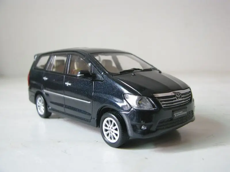 Кио шо OEM 1:43 TOYOTA 2011 Grand Kijang Innova бутик сплава автомобиля игрушечные лошадки для детей Модель оптом