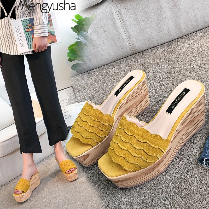 Обувь на платформе женские шлепанцы танкетке с оборками летние однотонные