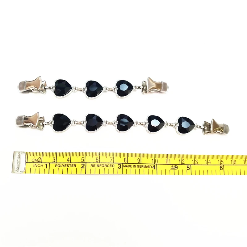 Женский свитер с цепочкой в виде сердца украшенный черными кристаллами красивое