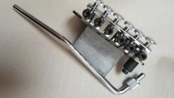 В электрогитара мост с системой тремоло