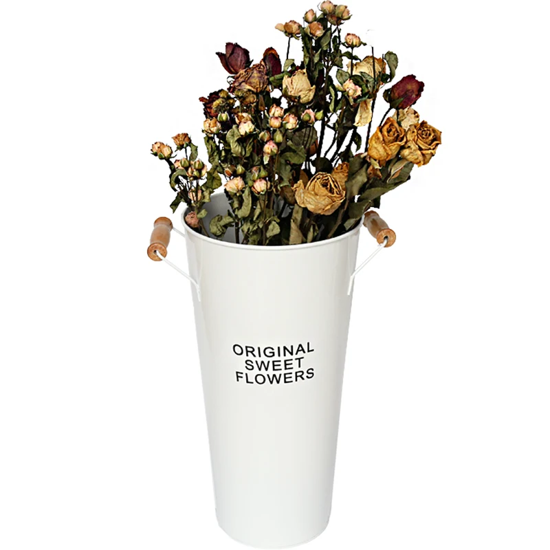 Белого цвета с цветочным узором и металлическими элементами декоративная