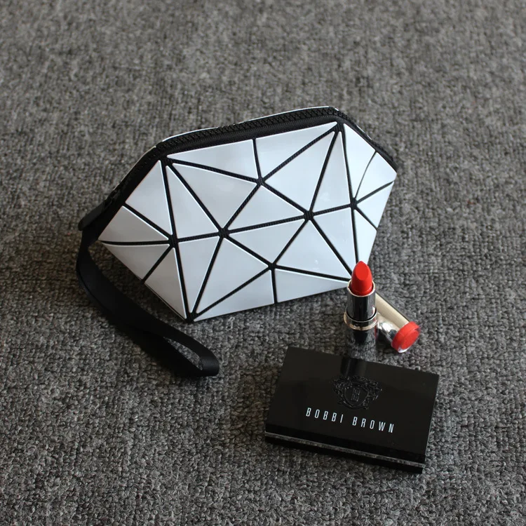 Новинка 2018 косметичка на молнии с геометрическим узором женская светящаяся