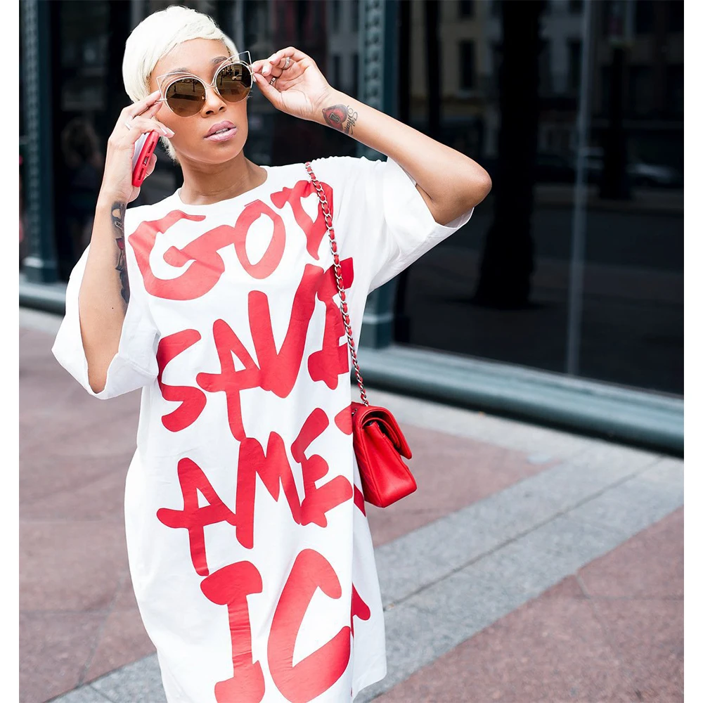 Женское длинное платье футболка с круглым вырезом и принтом в виде букв