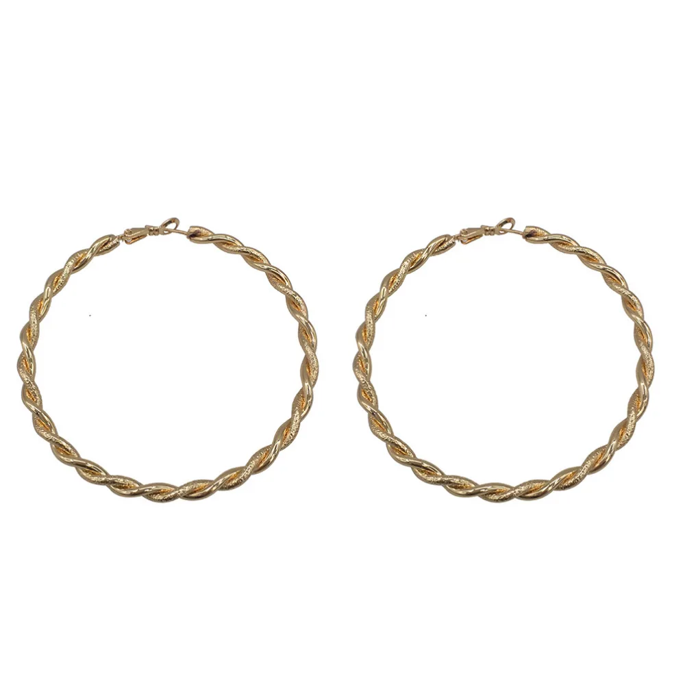 Женские серьги-кольца большие скрученный круг диаметр 65 мм золотистого цвета |