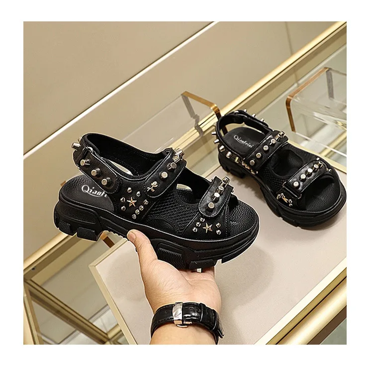 Обувь с заклепками; женские босоножки на платформе; zapatos de mujer; брендовая пляжная обувь с металлическими украшениями; chaussures femme; массивные сандалии; mujer
