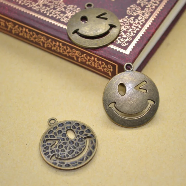 10 шт. цинковый сплав Античная Бронза Полые улыбающееся лицо Подвески Круглый