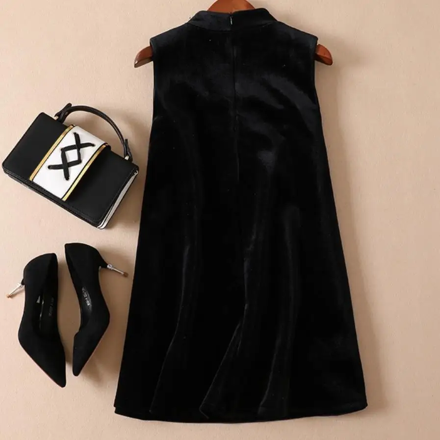 Женское бархатное платье трапеция с воротником хомутом бисером и стразами Осень