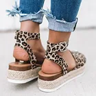 Новинка, летние леопардовые туфли простого дизайна, Модные женские сандалии с пряжкой и ремнем, леопардовые сандалии на танкетке в стиле ретро с открытым носком, подарок для женщин