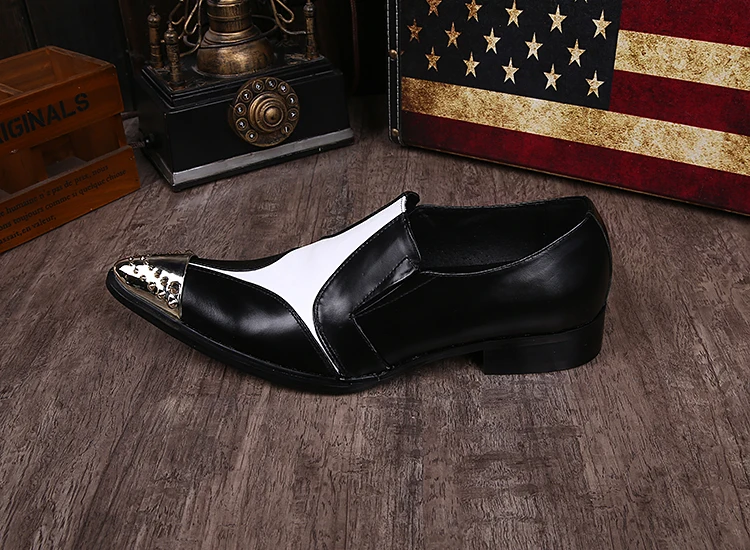 Мужские модельные туфли с острым носком черные белые Лоферы под крокодиловую