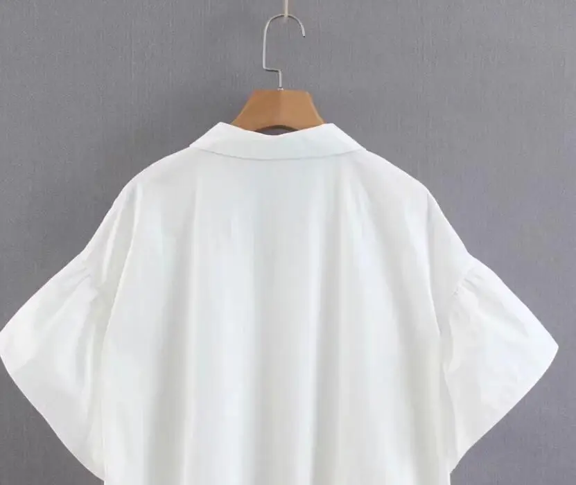 Женское платье рубашка белое с расклешенными рукавами хлопковое мини оборками