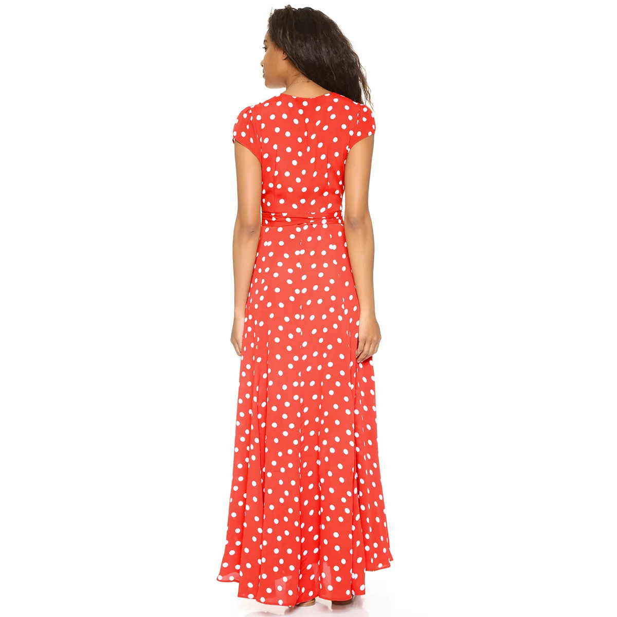 Женское платье с принтом летнее в горошек глубоким вырезом и длиной до щиколотки