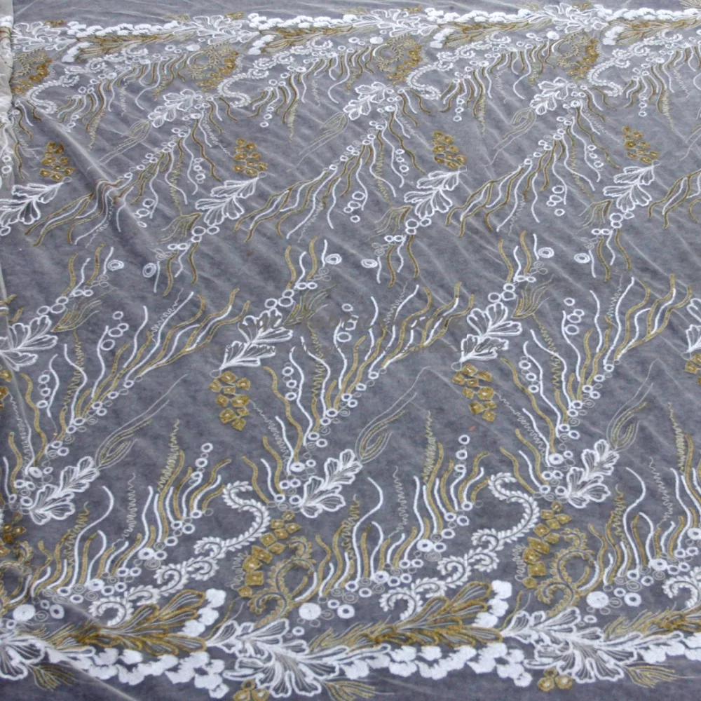 Смешанные белые и черные сверкающие блестки на белой сетке Вышитые свадебное