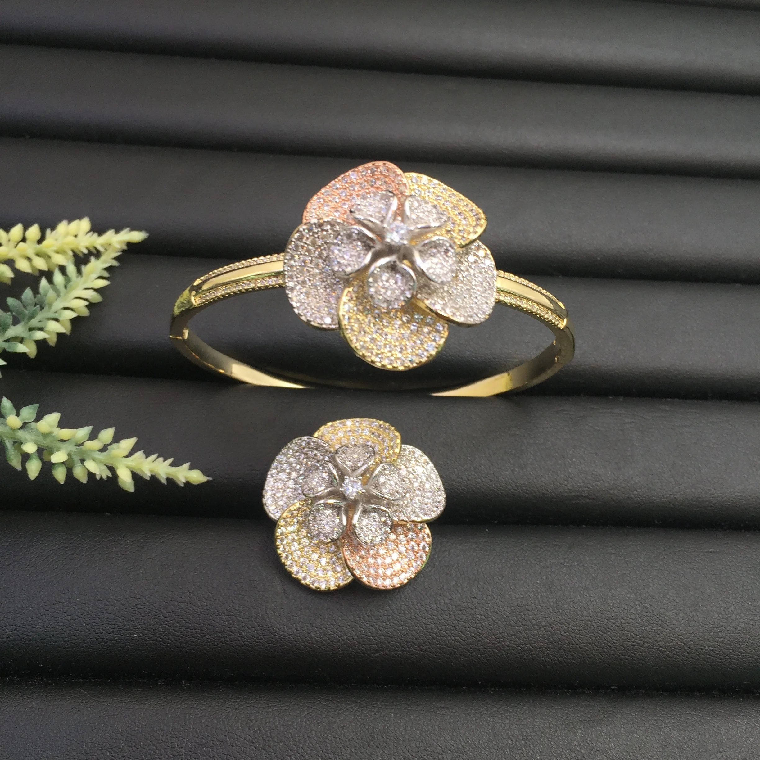 Lanyika Модный Ювелирный изысканный цветочный зимний очаровательный романтичный браслет с микро покрытием для вечеринки, с кольцом, для банке...