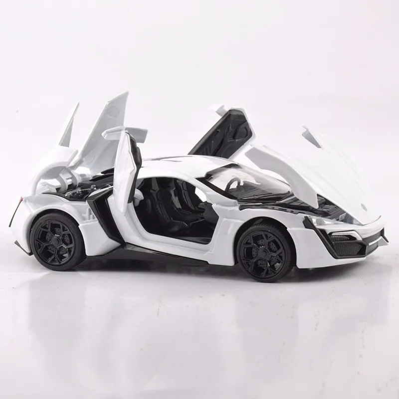 1/32 масштабная модель автомобиля игрушки из сплава белого цвета литая под давлением модель автомобиля с светильник и звуком подарки коллекция подарков для фанатов детей