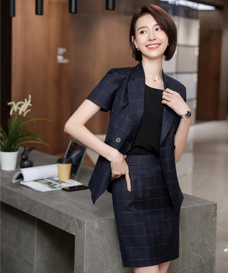 Женский деловой костюм в клетку пиджак и юбка офисном стиле профессиональный