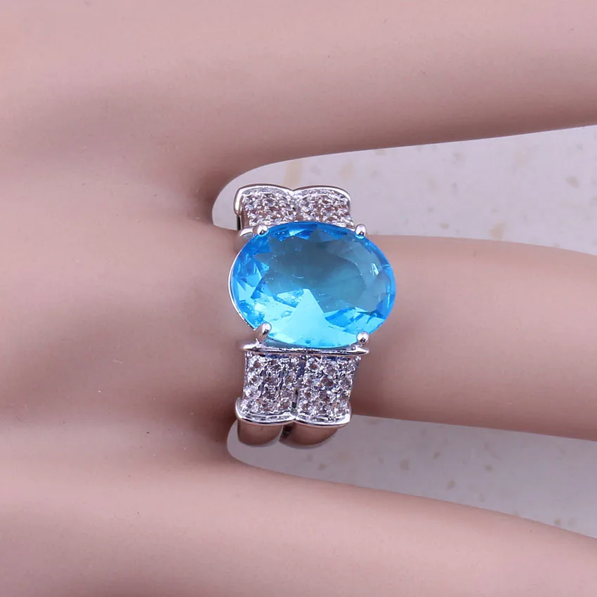 Блестящие кольца небесно голубого цвета с кристаллами и белым цирконием