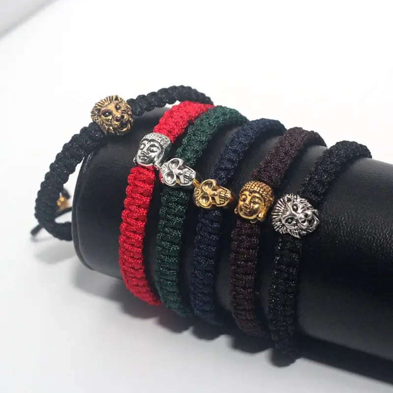 Мужской браслет макраме из черного веречка с серебряным и золотым черепом львом