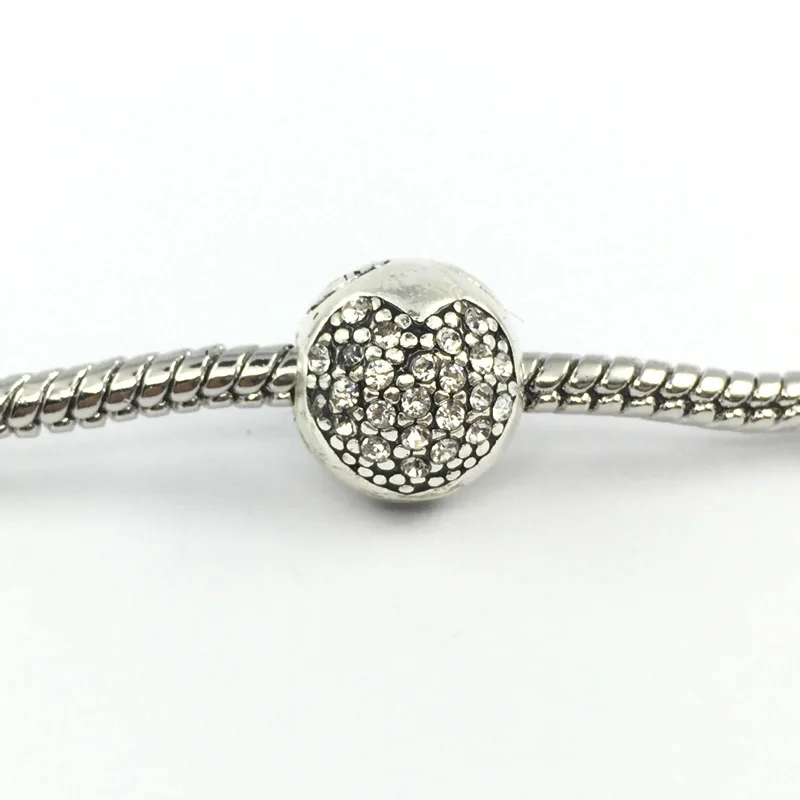 Закрепляемые кристаллами бусины зажимы в форме сердца остановленные