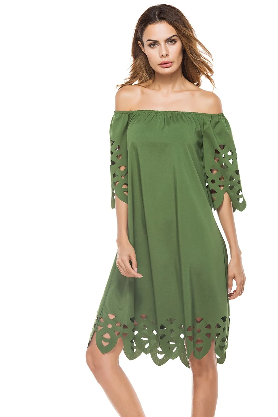 Для женщин модное платье с открытыми плечами выдалбливают короткий рукав