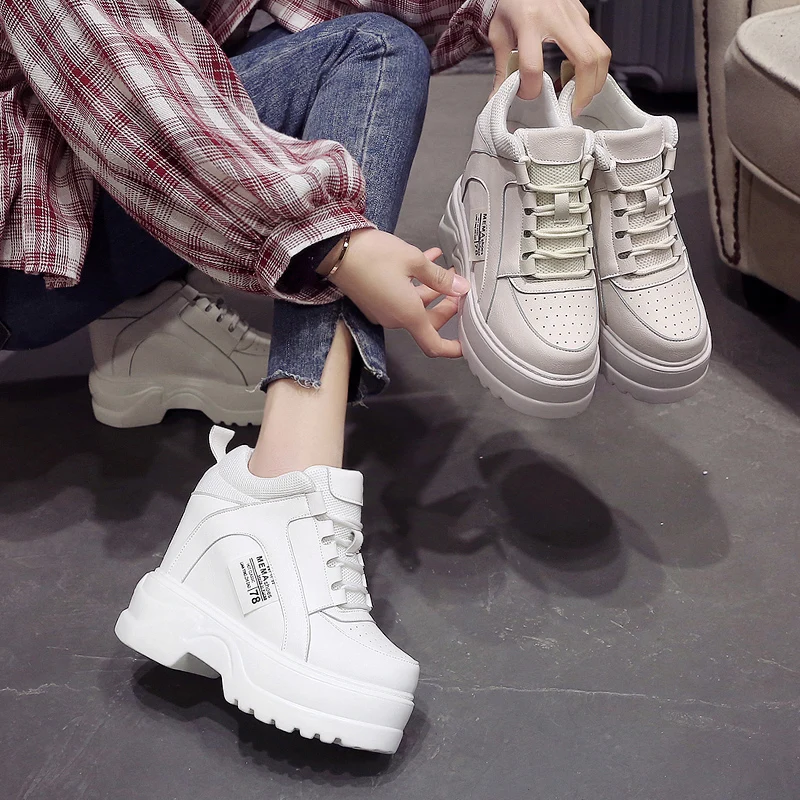 Женские кроссовки на платформе белые дышащие танкетке 12 см вулканизированные